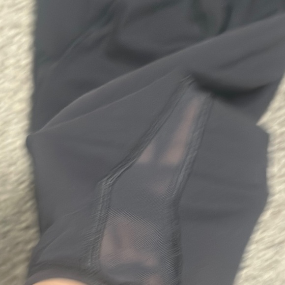 Lululemon Black crop Leggings side meshes size 6 gym workout yoga activewear - Picture 7 of 8